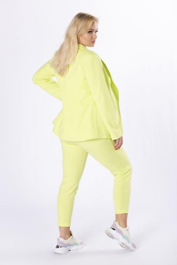 Elegancki garnitur damski Juspol kolor limonka, plus size